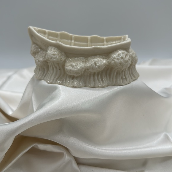 Belleek Salt “Boat” Third Black Mark 1926-1946 - Picture 4 of 4